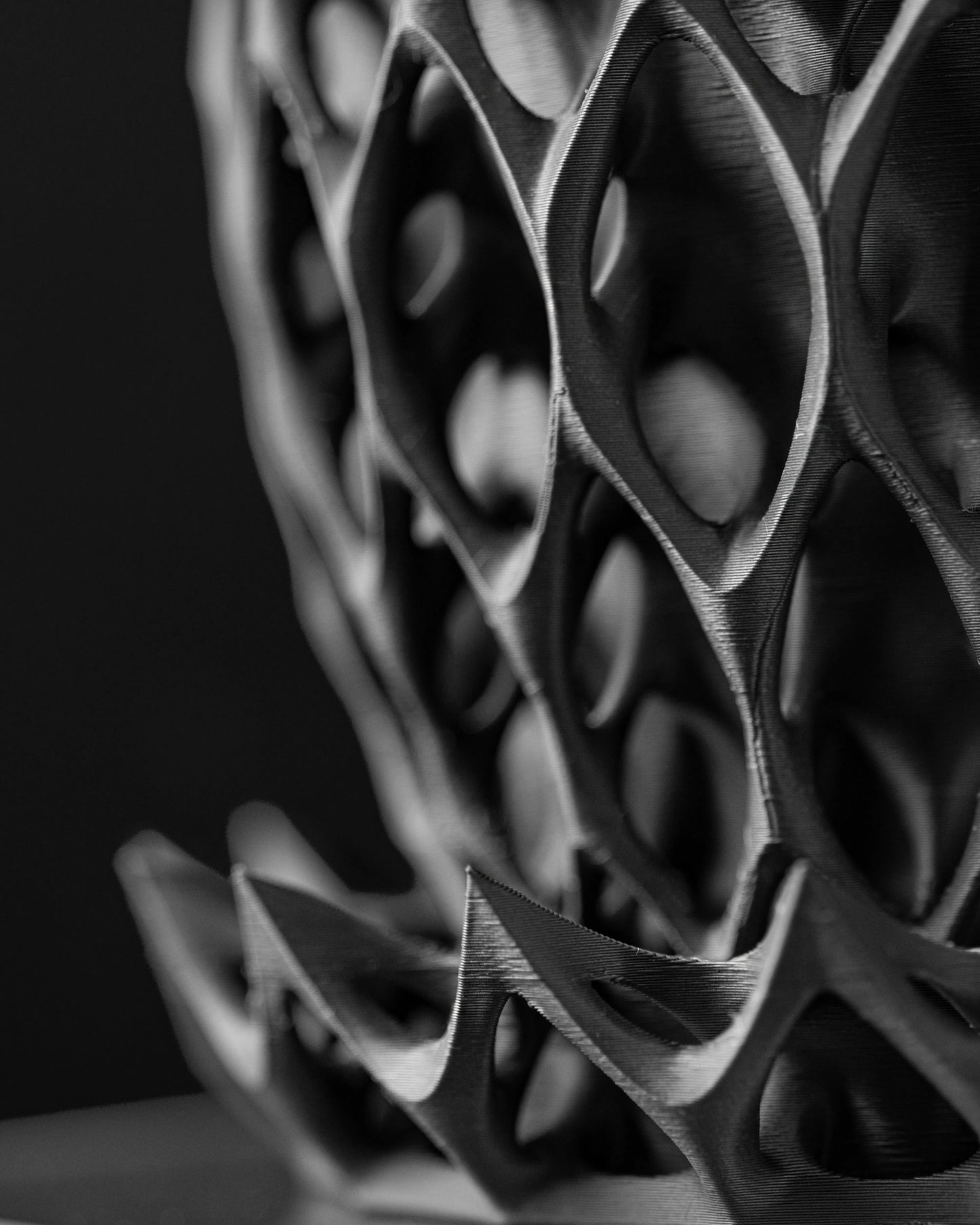 Pot décoratif anthracite en matériau durable avec design contemporain en structure géométrique ajourée.