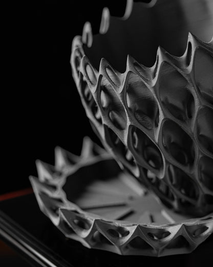 Pot décoratif anthracite durable avec texture géométrique en relief, design contemporain sophistiqué.