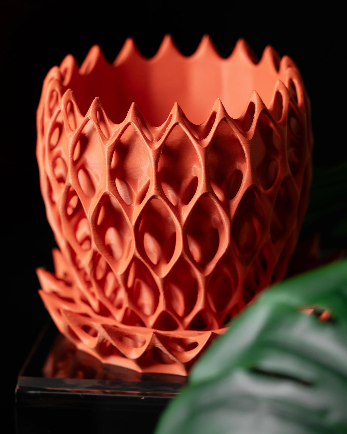 Pot décoratif invader orange en matériau durable avec design contemporain en relief texturé et formes géométriques pointues.