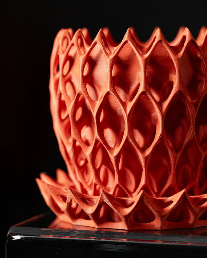 Pot décoratif Invader rouge vif avec design géométrique en relief, matériau durable et style contemporain.