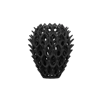 Vase noir mat en forme organique avec structure ajourée inspirée de motifs modernes et biomimétiques.