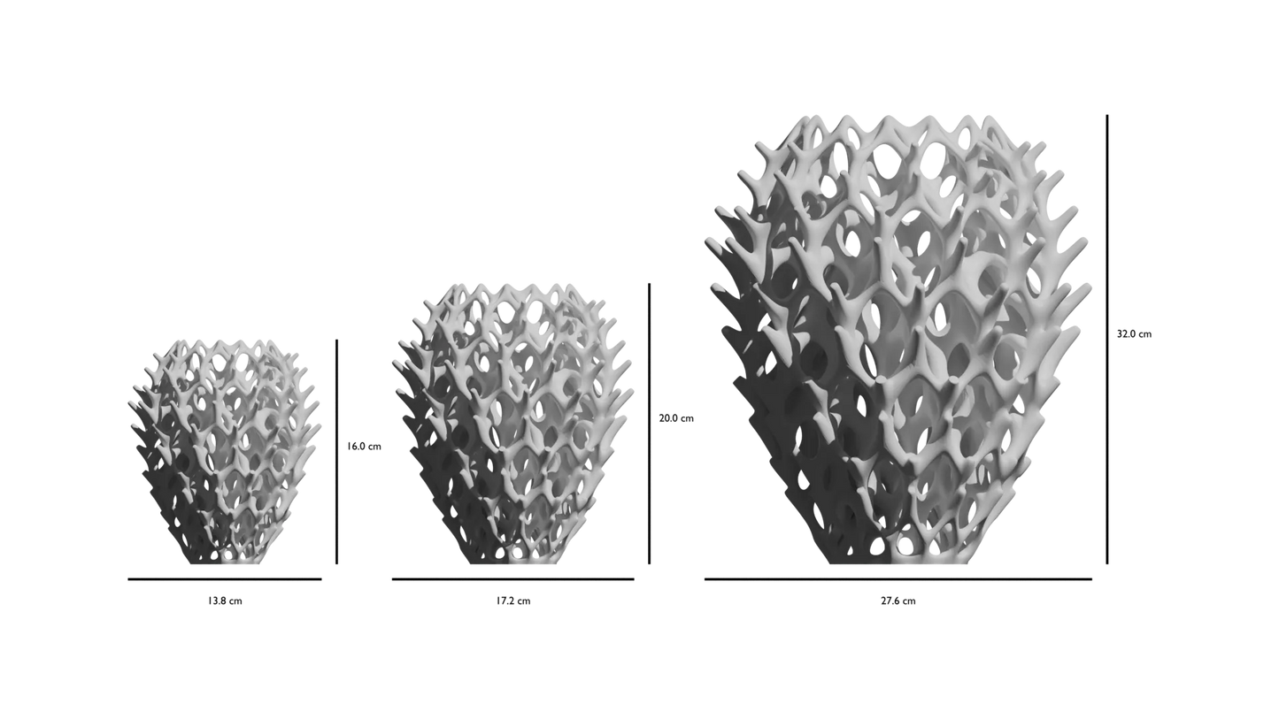 Trois vases modernes gris clair avec surface sculptée en relief, formes ovales irrégulières et textures géométriques,.