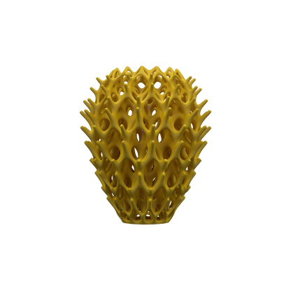 Vase jaune moutarde en forme arrondie avec design perforé en motif organique moderne, style machine.