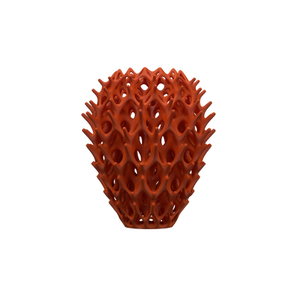 Vase moderne bordeaux en matériau sculpté ajouré avec motifs organiques simulant des fleurs séchées.