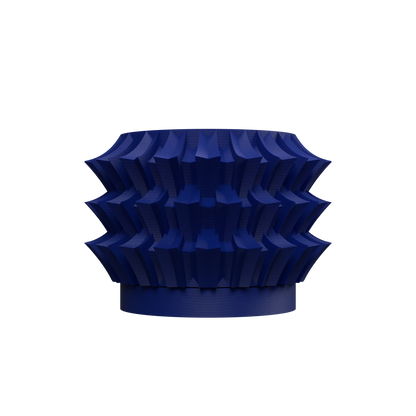 Pot décoratif bleu marine en plastique moderne, forme cylindrique avec reliefs géométriques sculptés en couches superposées.
