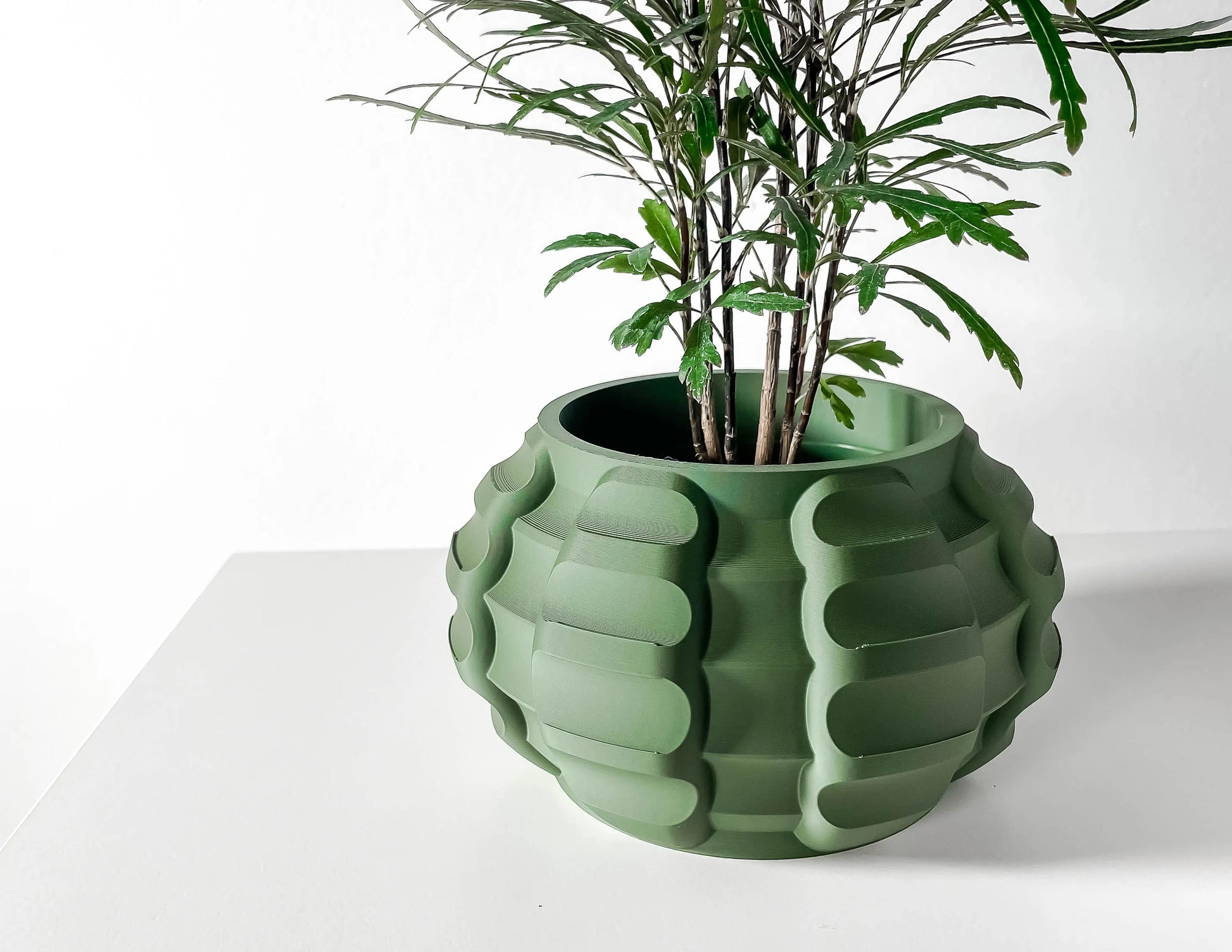 Pot décoratif en jute vert forêt avec design contemporain et structure durable ondulée.