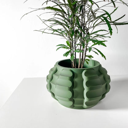 Pot décoratif en jute vert forêt avec surface texturée en relief, design contemporain et durable, plante verte à l’intérieur.