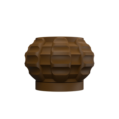 Pot décoratif en jute marron, forme arrondie avec reliefs géométriques en bandes horizontales et base plate ronde.