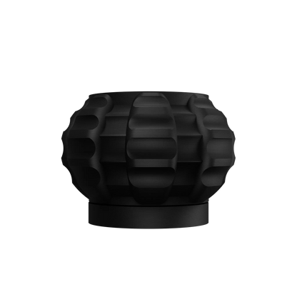 Pot décoratif noir mat en jute tressée, forme ronde avec motifs géométriques en relief et base plate robuste.