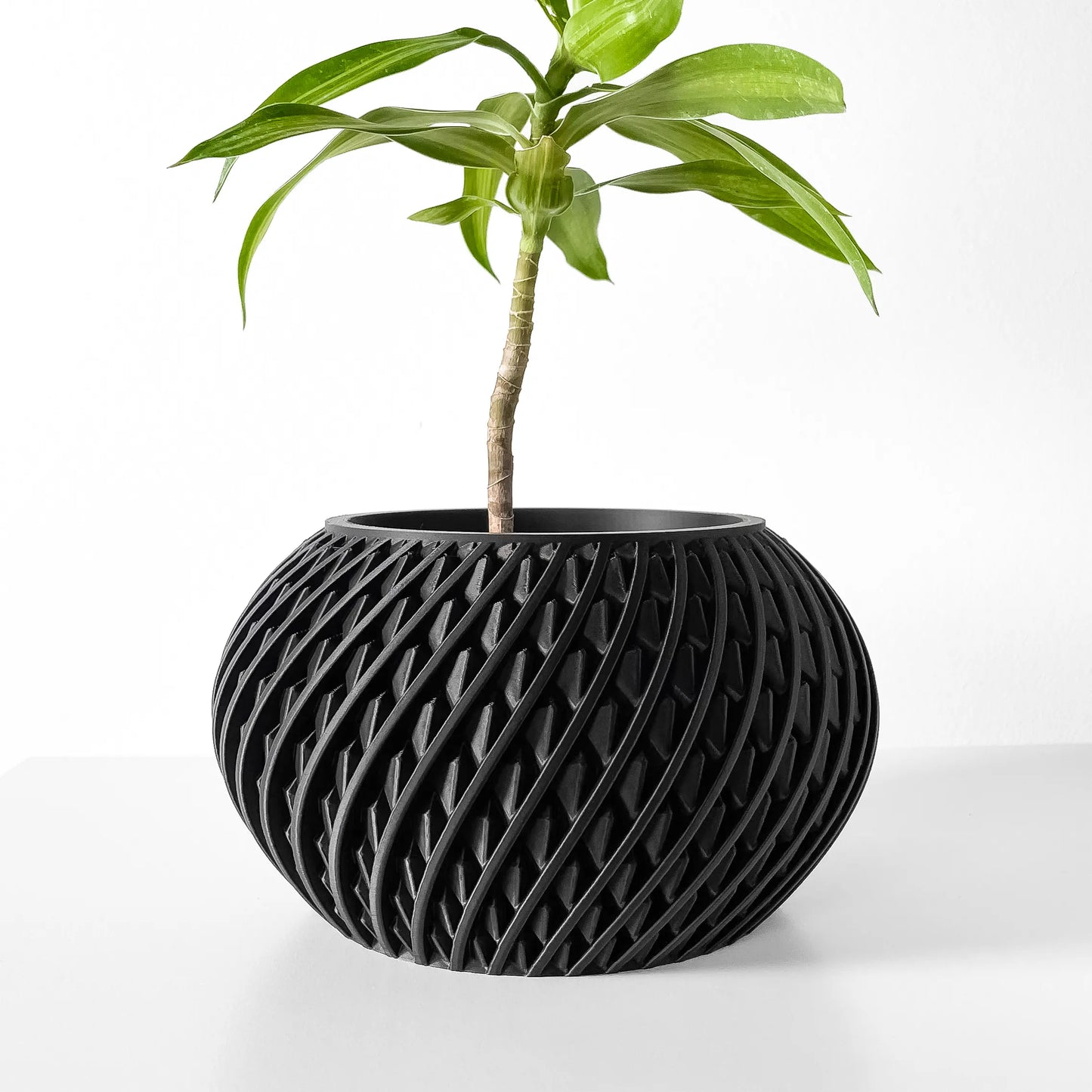 Pot décoratif noir anthracite en matériau durable avec design contemporain ajouré en spirale.