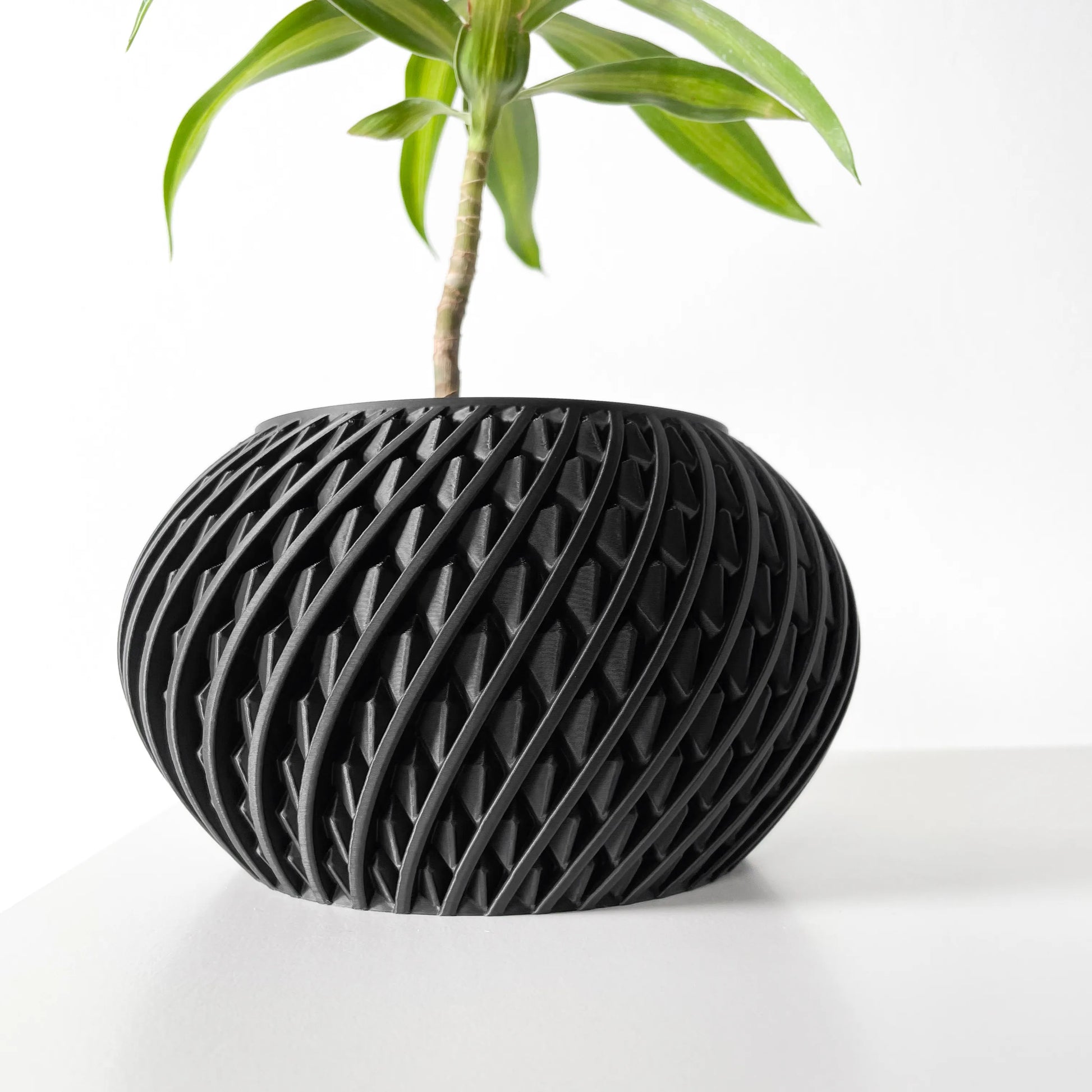 Pot décoratif anthracite en matériau durable avec design contemporain et texture ajourée en spirale.