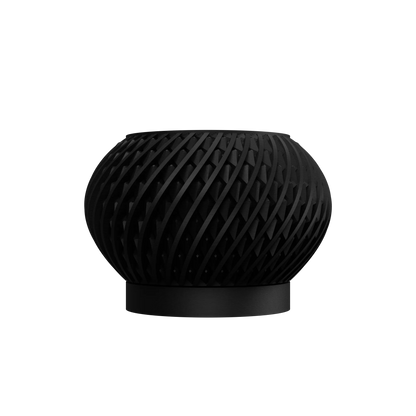 Pot décoratif noir mat en plastique moderne avec surface ajourée en motifs entrelacés et base ronde plate.