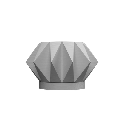 Pot décoratif gris en forme géométrique avec facettes triangulaires, base ronde et style moderne.