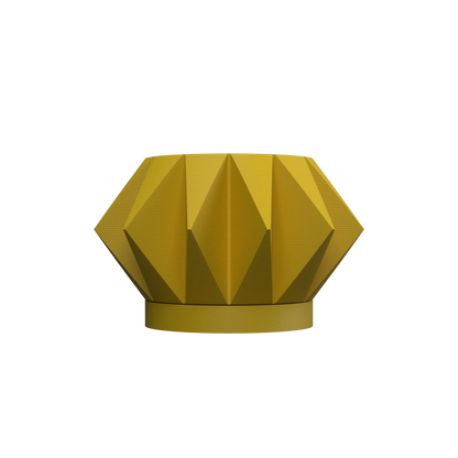 Pot décoratif jaune moutarde aux facettes géométriques angulaires sur base cylindrique plate.