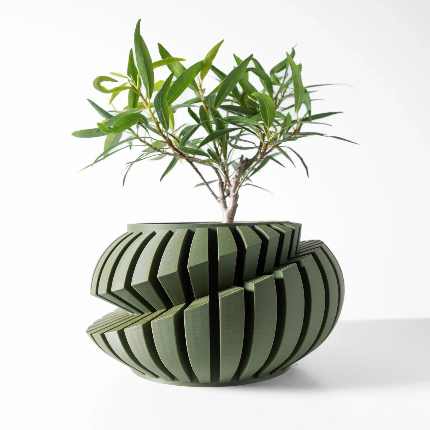 Pot décoratif Luxira anthracite en matériau durable, design contemporain avec lignes incurvées et espacements verticaux.