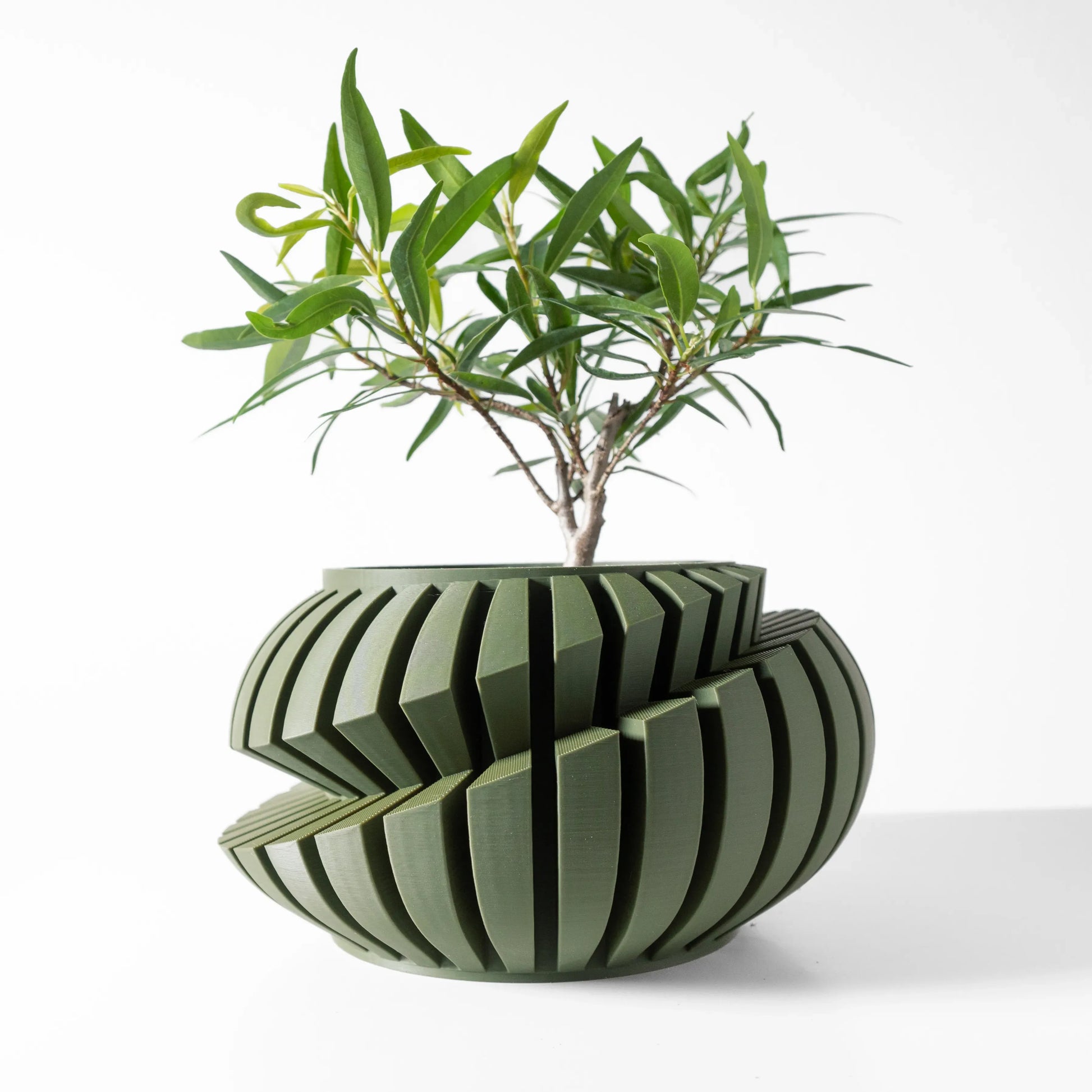 Pot décoratif Luxira anthracite en matériau durable, design contemporain avec lignes incurvées et espacements verticaux.