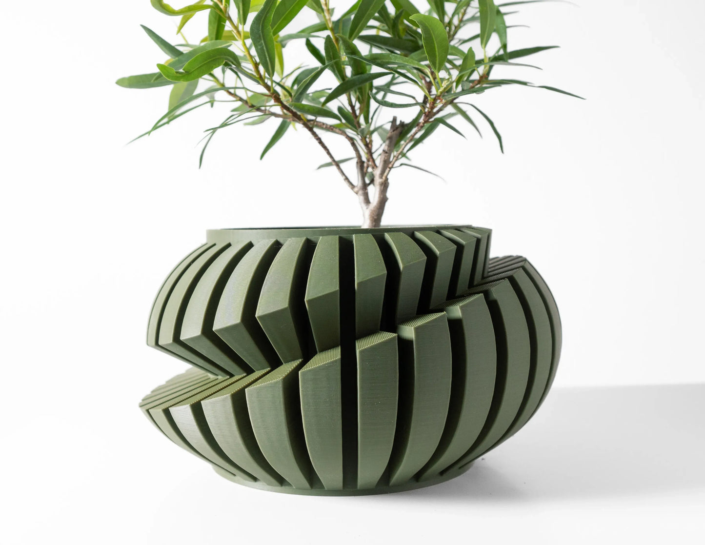 Pot décoratif anthracite durable en matériau moderne, design contemporain avec fentes incurvées sculpturales.
