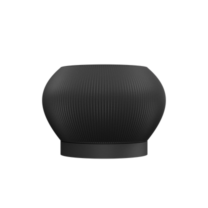 Pot décoratif noir mat en plastique, forme ronde et bombée avec surface striée verticale, base plate légèrement surélevée.