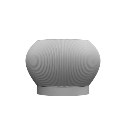 Pot décoratif gris clair au design moderne, forme arrondie avec texture en relief et base fine légèrement surélevée.