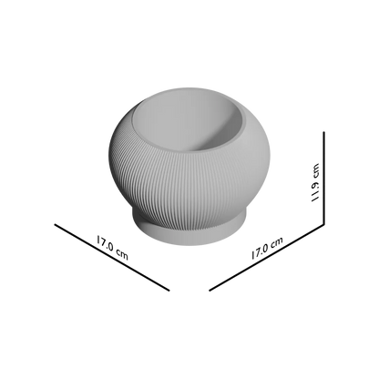 Pot décoratif gris clair en forme sphérique avec texture striée verticale et ouverture ovale sur le dessus.