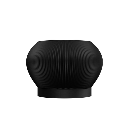 Pot décoratif noir mat avec forme arrondie large, texture nervurée verticale et base plate compacte.