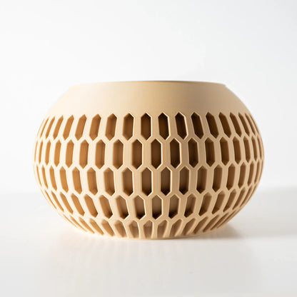 Pot décoratif beige en plastique moderne, forme ronde avec motif hexagonal ajouré sur toute la surface.