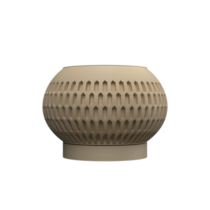 Pot décoratif Mervis beige en matériau durable avec motif géométrique contemporain ajouré et finition mate.