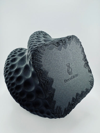 Vase noir mat torsadé texturé, design contemporain sculptural, matériau durable et étanche, base signée Decotekno.