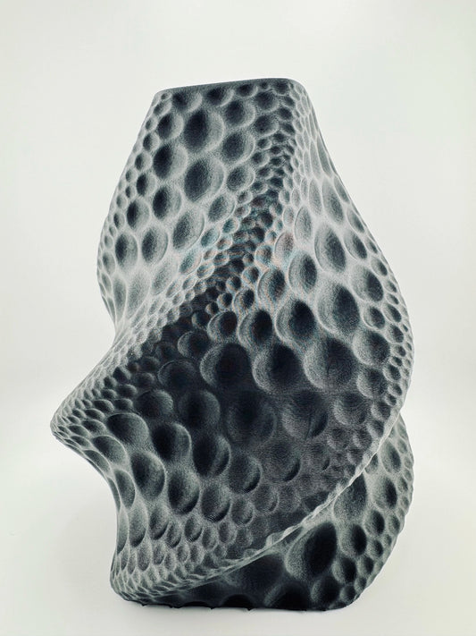 Vase Moon design noir mat – pièce sculpturale étanche - Vase sculptural noir mat au design organique et géométrique unique avec motifs en relief texturé en forme de cratères. - Default Title