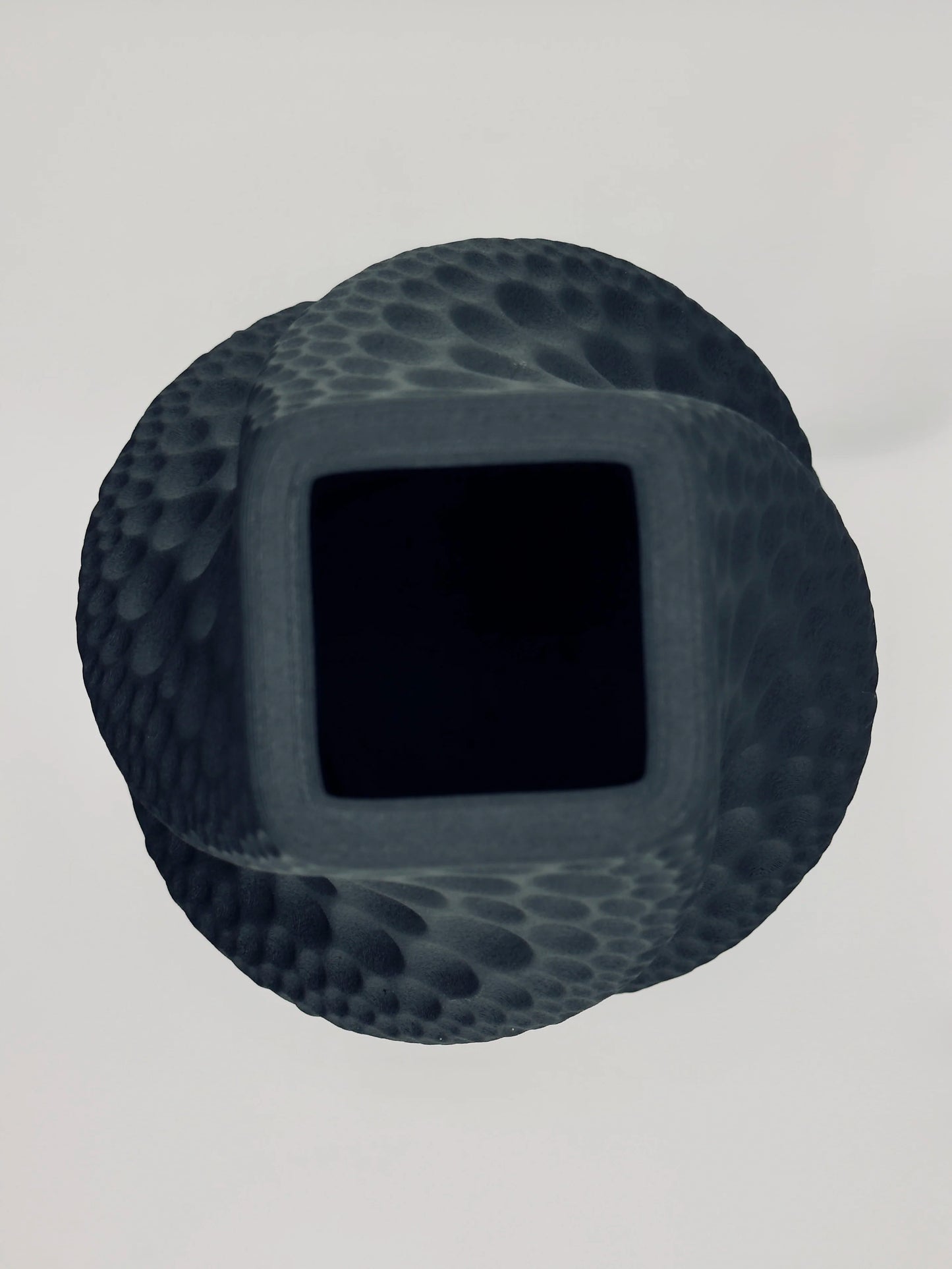 Vase Moon design noir mat – pièce sculpturale étanche - Vase noir mat en céramique avec surface texturée alvéolée et ouverture carrée, forme organique et sculpturale. - Default Title