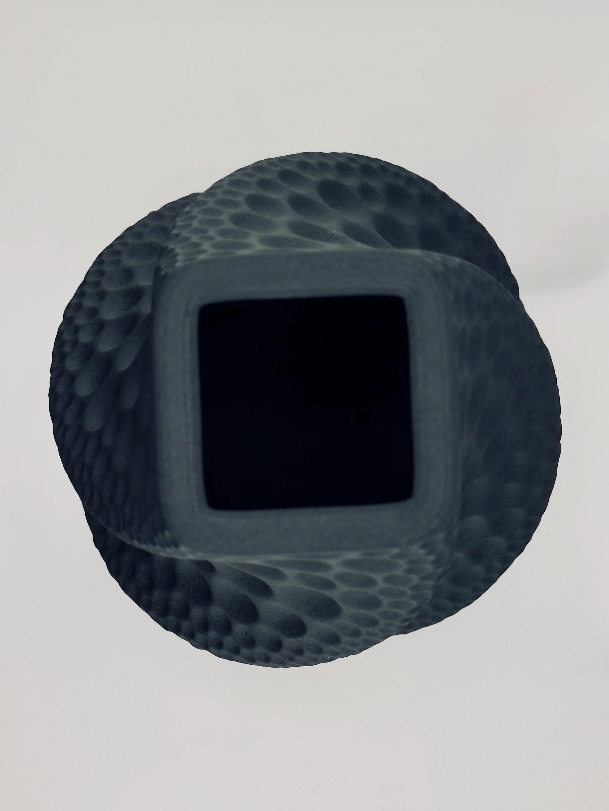 Vase Moon design noir mat – pièce sculpturale étanche - Vase noir mat en céramique avec surface texturée alvéolée et ouverture carrée, forme organique et sculpturale. - Default Title