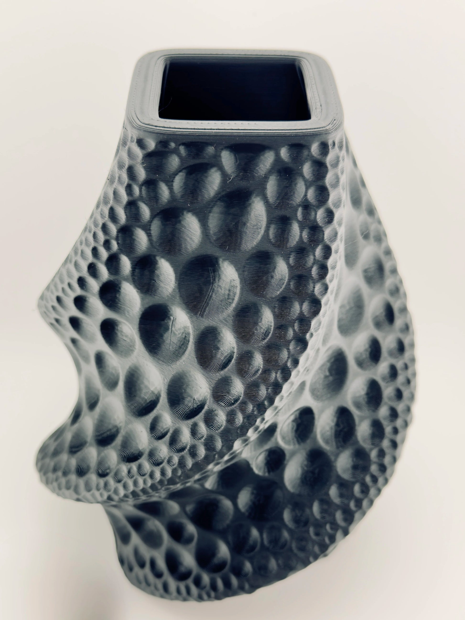 Vase Moon – vase texturé cratères lunaires étanche design - Vase sculptural anthracite contemporain à texture géométrique et organique de cratères lunaires, forme unique en spirale. - Anthracite