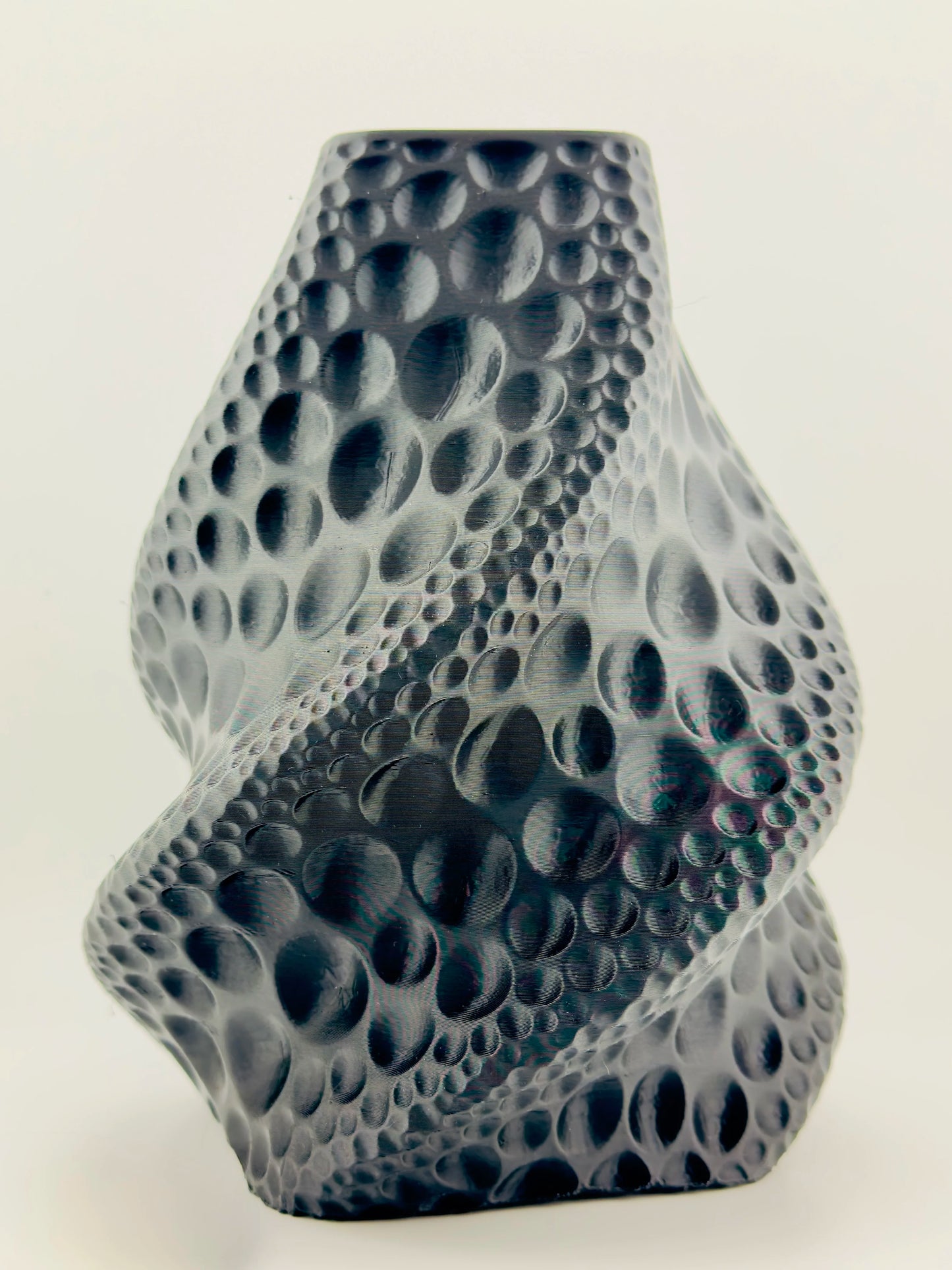 Vase Moon – vase texturé cratères lunaires étanche design - Vase sculptural anthracite texturé avec motifs géométriques organiques rappelant des cratères lunaires, design contemporain. - Anthracite