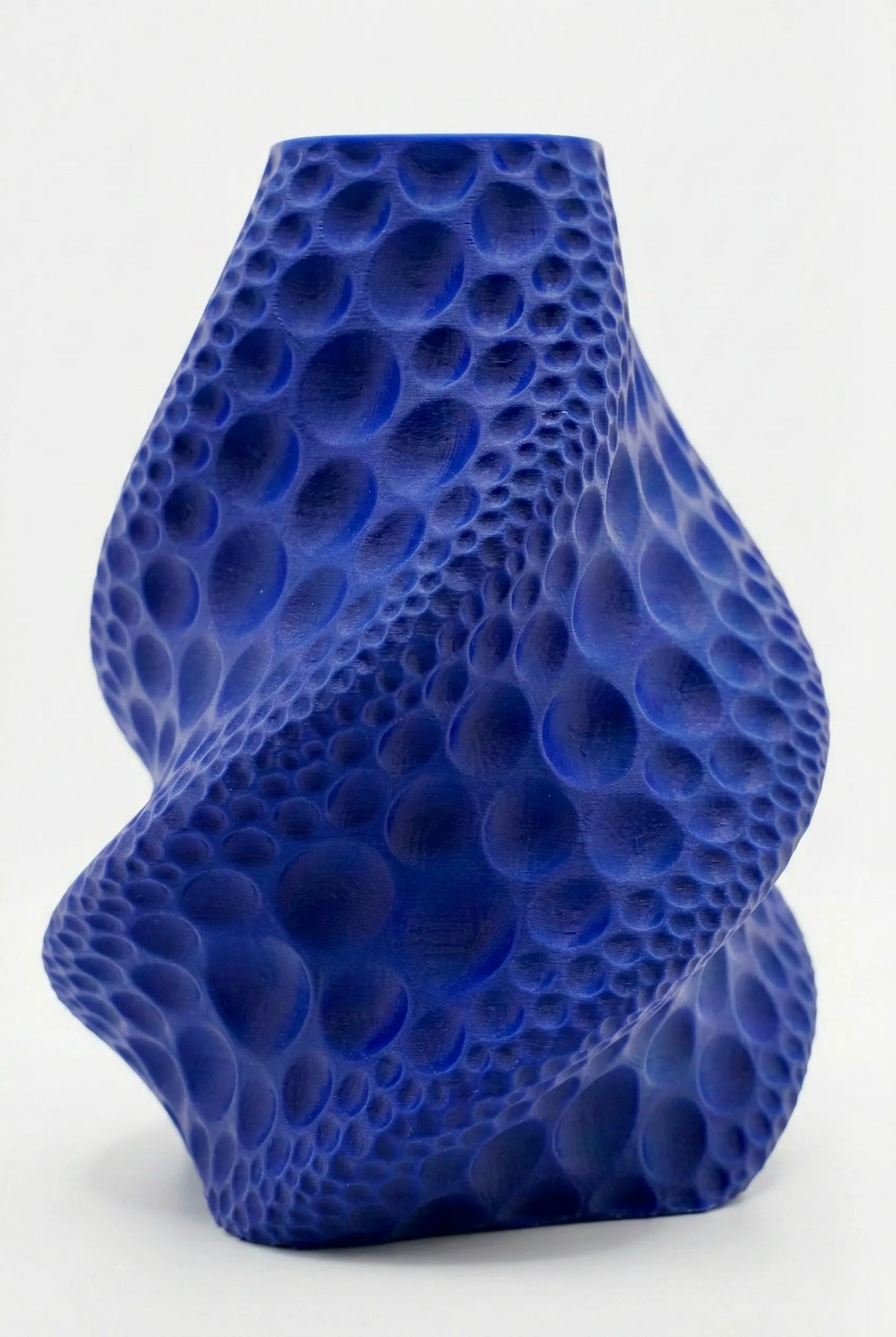 Vase Moon – vase texturé cratères lunaires étanche design - Vase bleu sculptural à texture cratères lunaires, design géométrique et organique contemporain unique. - Anthracite