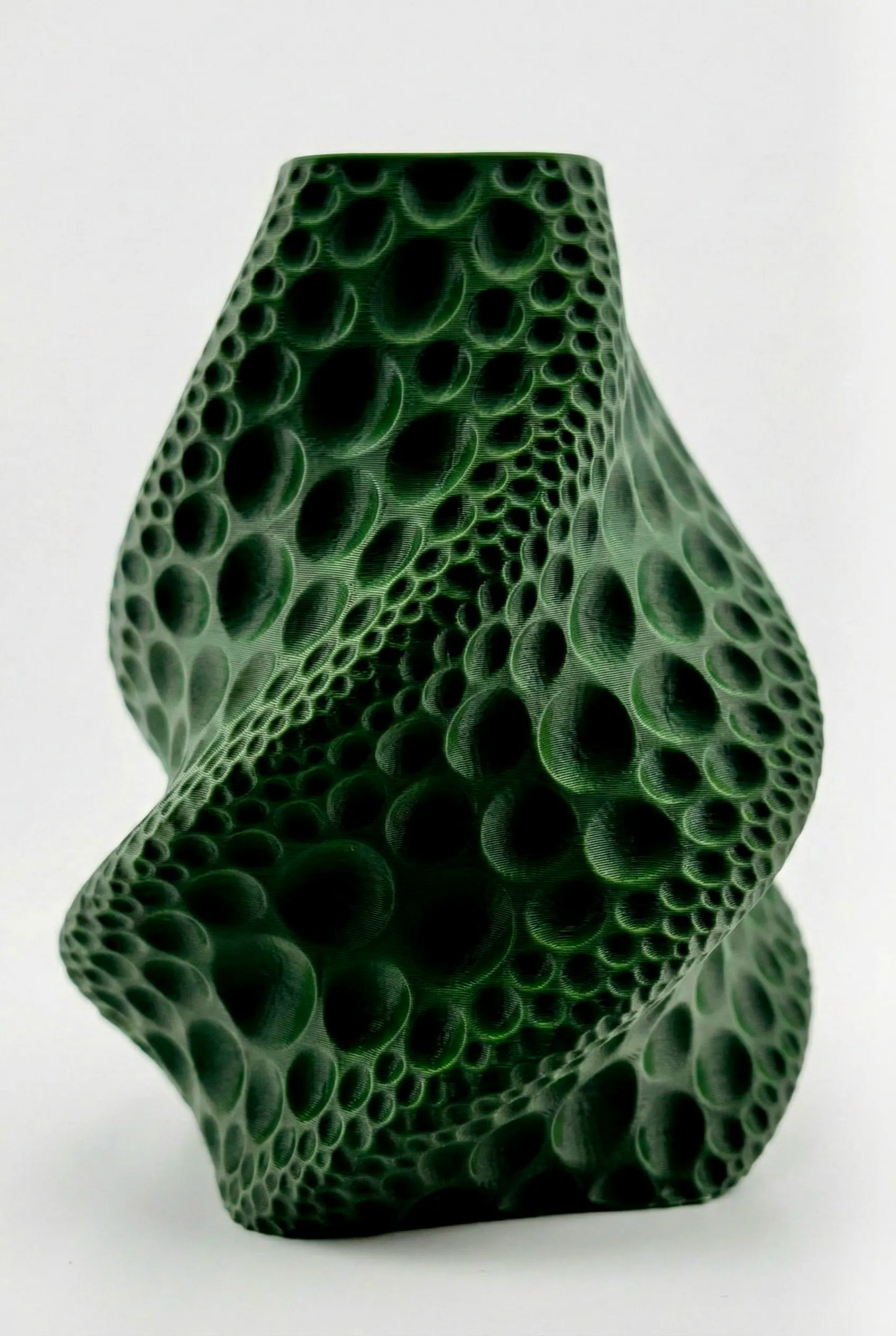 Vase Moon vert foncé au design organique inspiré de la surface lunaire