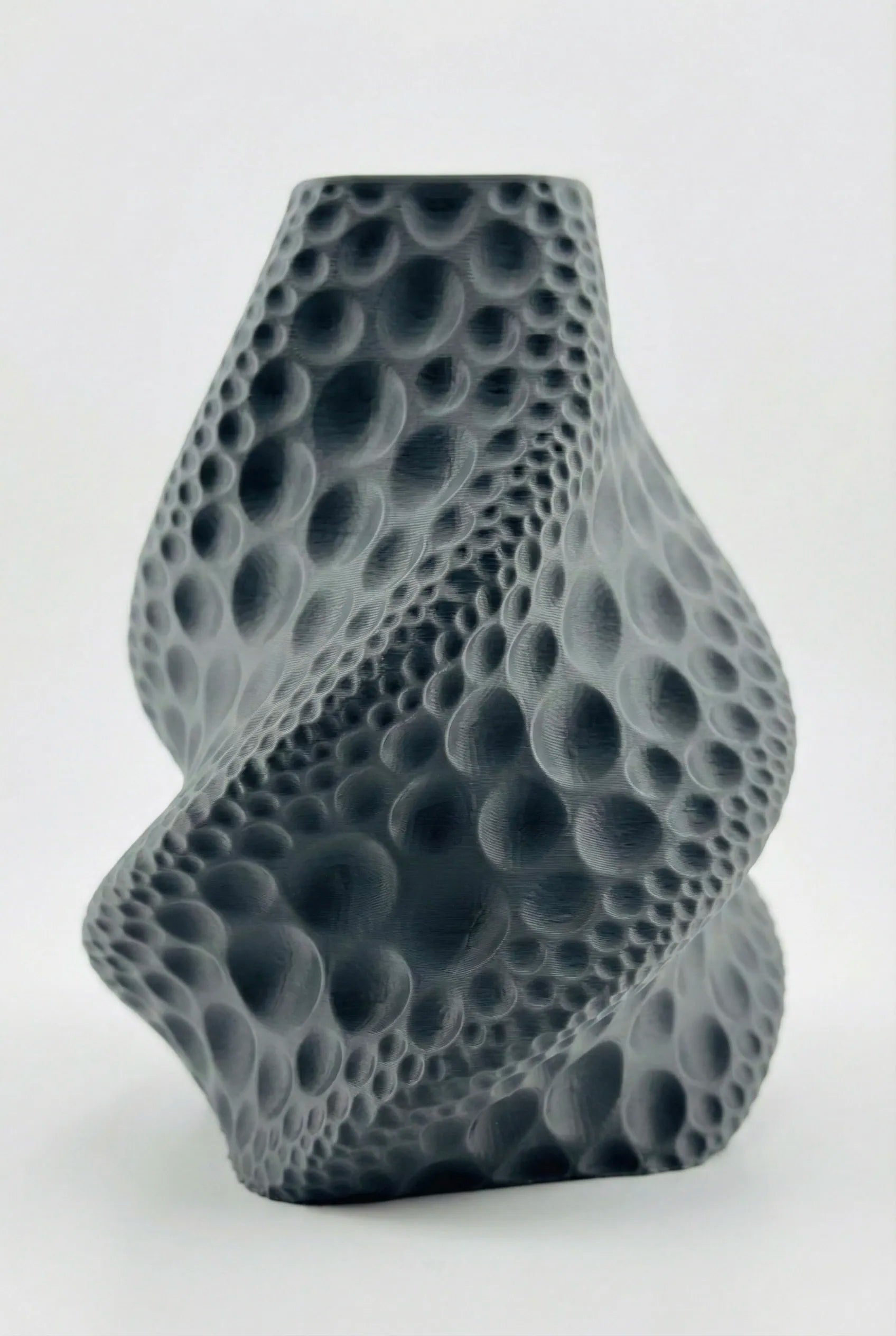 Vase Moon – vase texturé cratères lunaires étanche design - Vase sculptural anthracite texturé avec motifs cratères lunaires en spirale, design contemporain organique et géométrique. - Anthracite