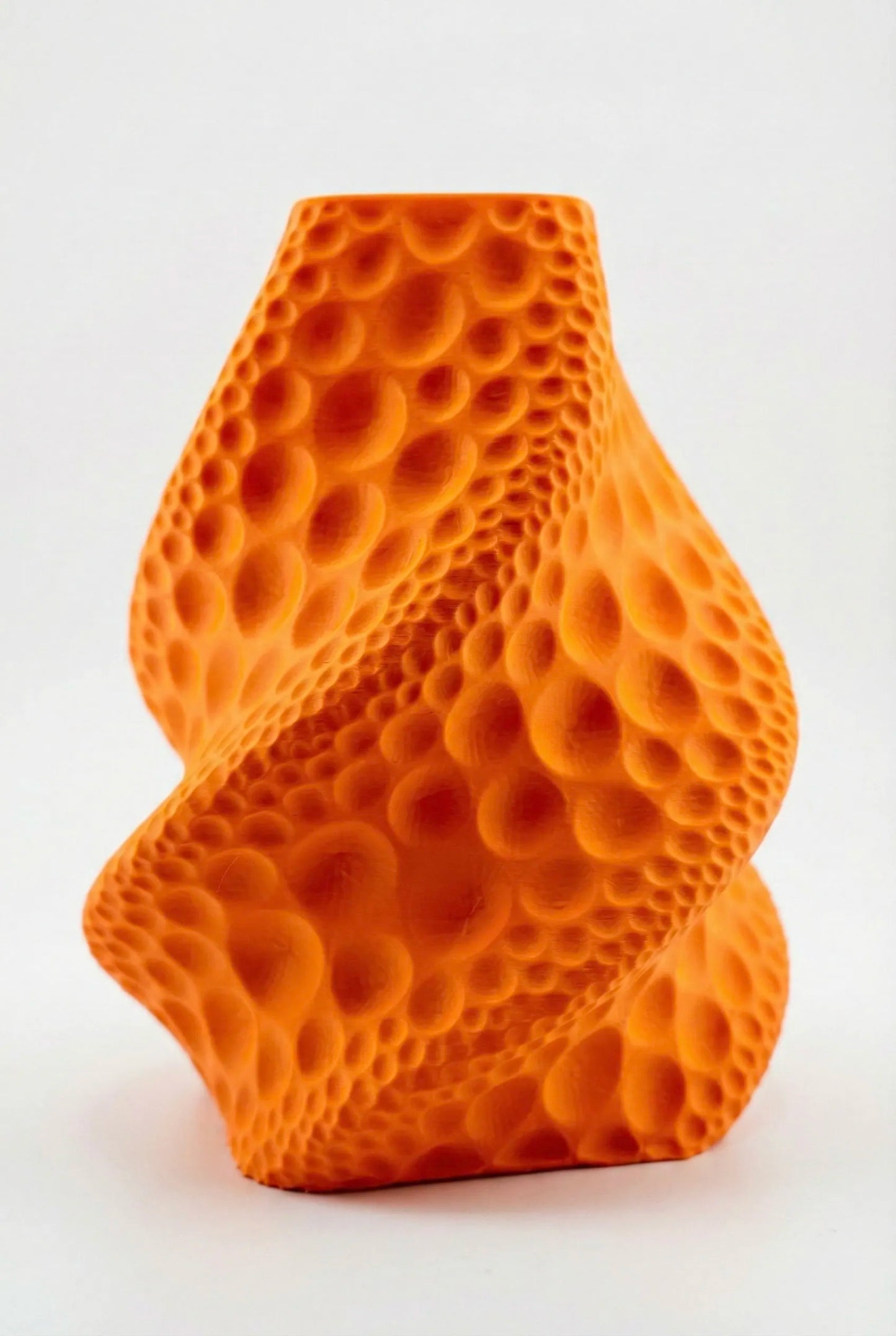Vase Moon orange au design organique inspiré de la surface lunaire