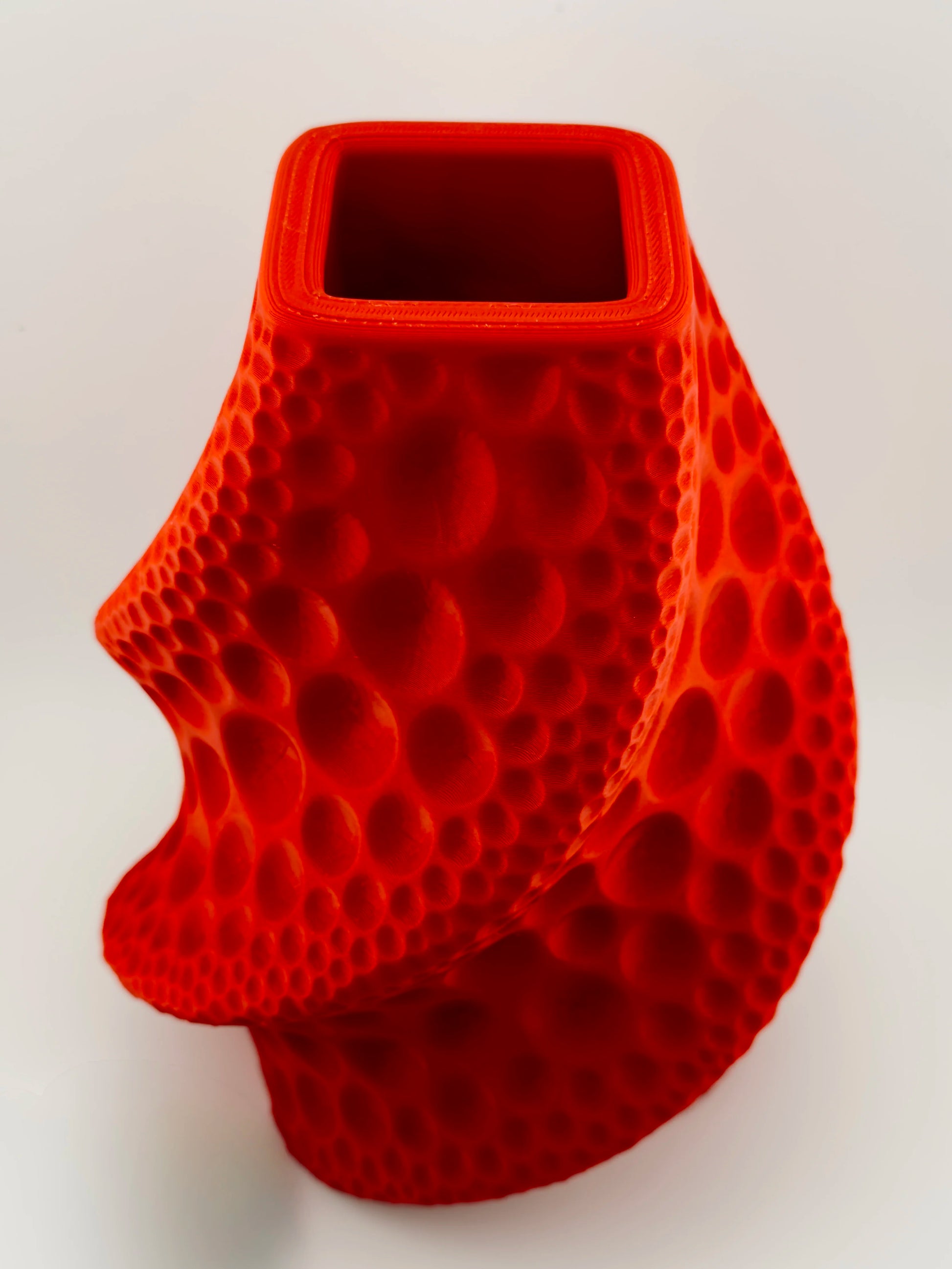 Vase Moon – vase texturé cratères lunaires étanche design - Vase design contemporain rouge texturé cratères lunaires, forme organique et sculpturale, aspect géométrique unique en 3D. - Anthracite