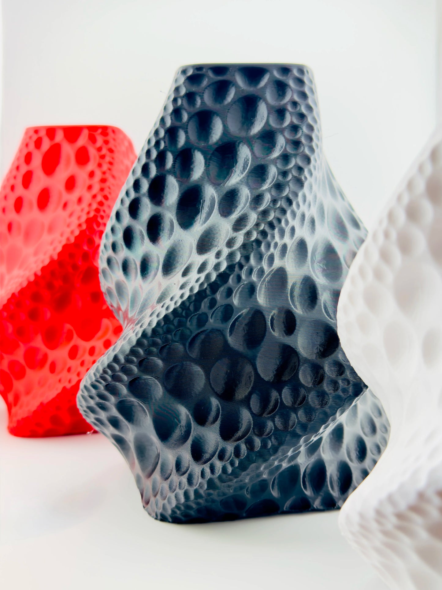 Vase Moon – vase texturé cratères lunaires étanche design - Vase bleu anthracite sculptural avec texture de cratères lunaires, design contemporain et organique, forme géométrique. - Anthracite