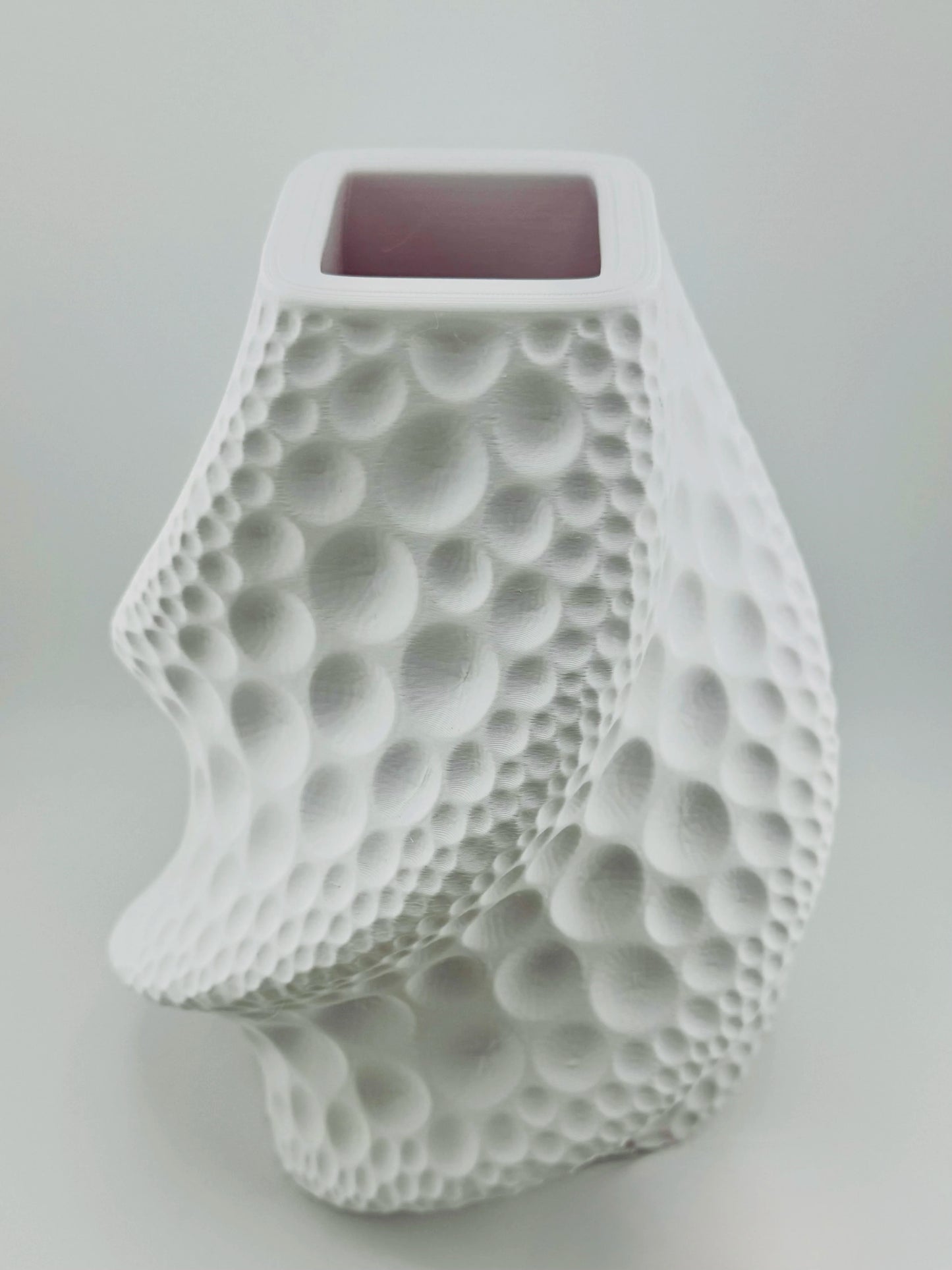 Vase Moon – vase texturé cratères lunaires étanche design - Vase blanc sculptural avec texture cratères lunaires, forme organique et design contemporain géométrique unique. - Anthracite