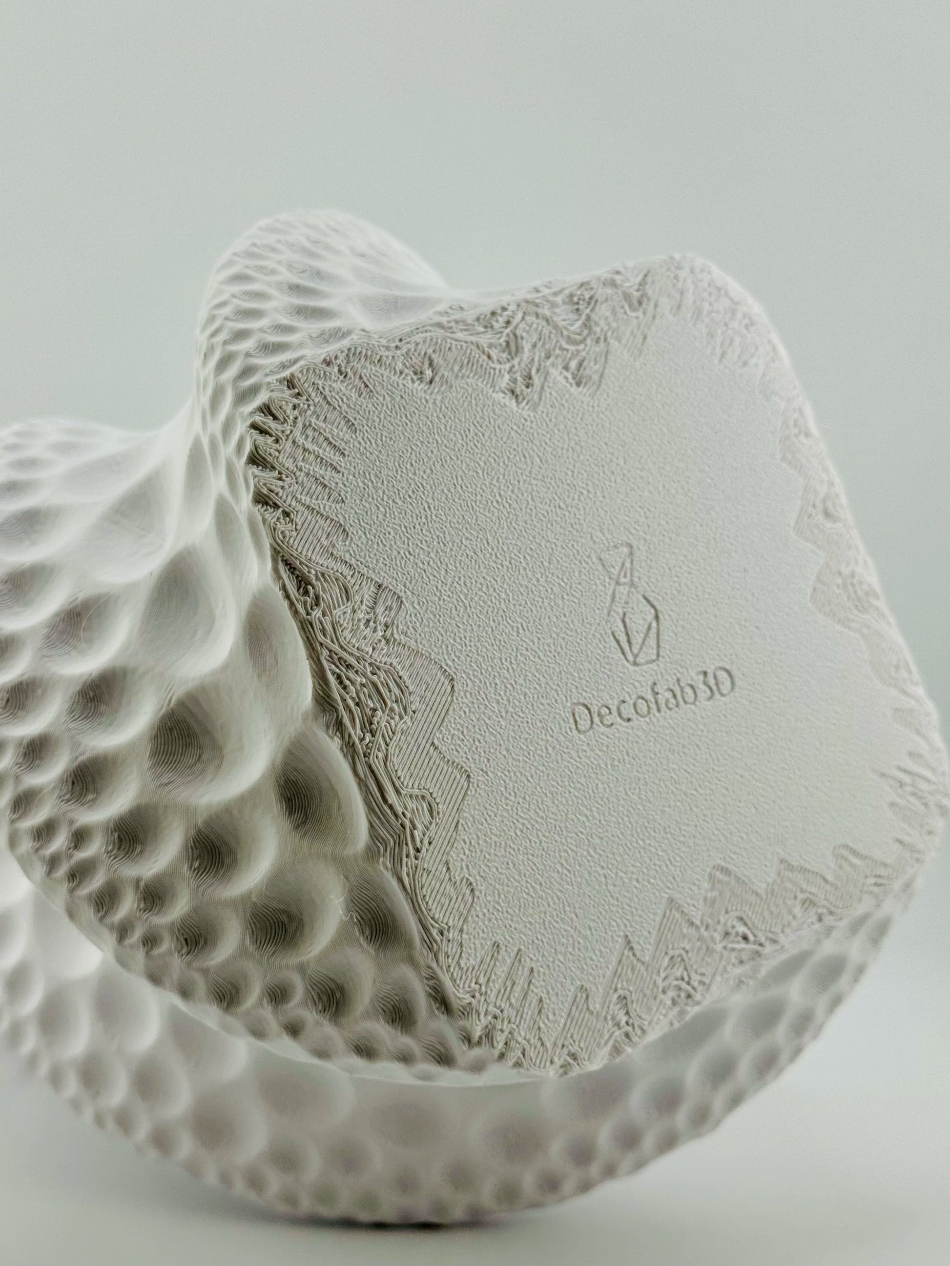 Vase Moon – vase texturé cratères lunaires étanche design - Vase sculptural blanc mat au design contemporain, surface texturée de cratères lunaires en relief organique, forme. - Anthracite