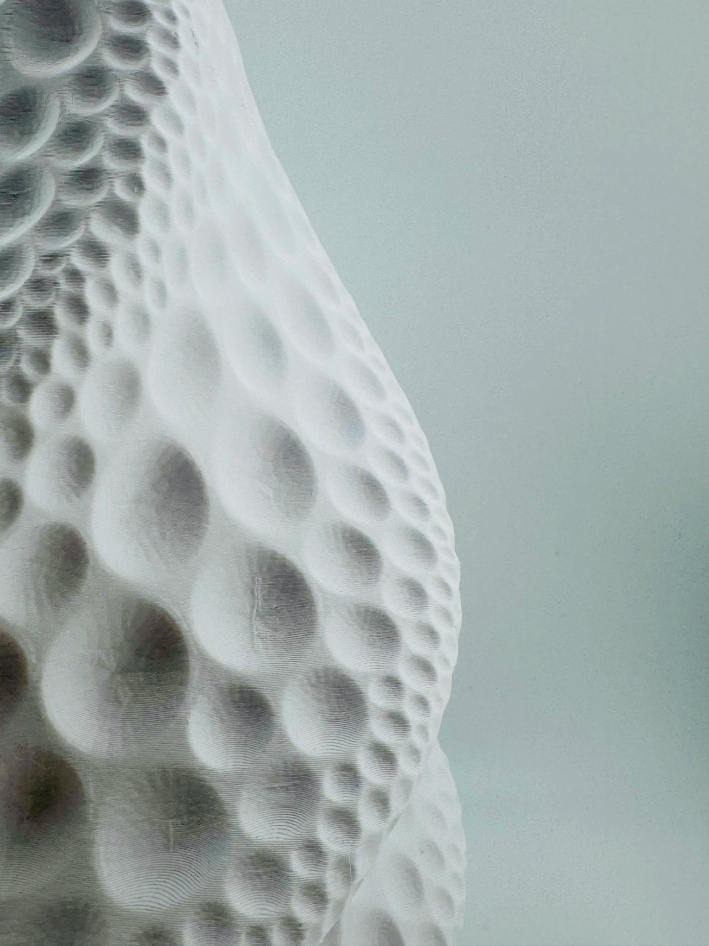 Vase Moon – vase texturé cratères lunaires étanche design - Vase blanc texturé avec motifs cratères lunaires, surface sculpturale organique et formes géométriques contemporaines. - Anthracite