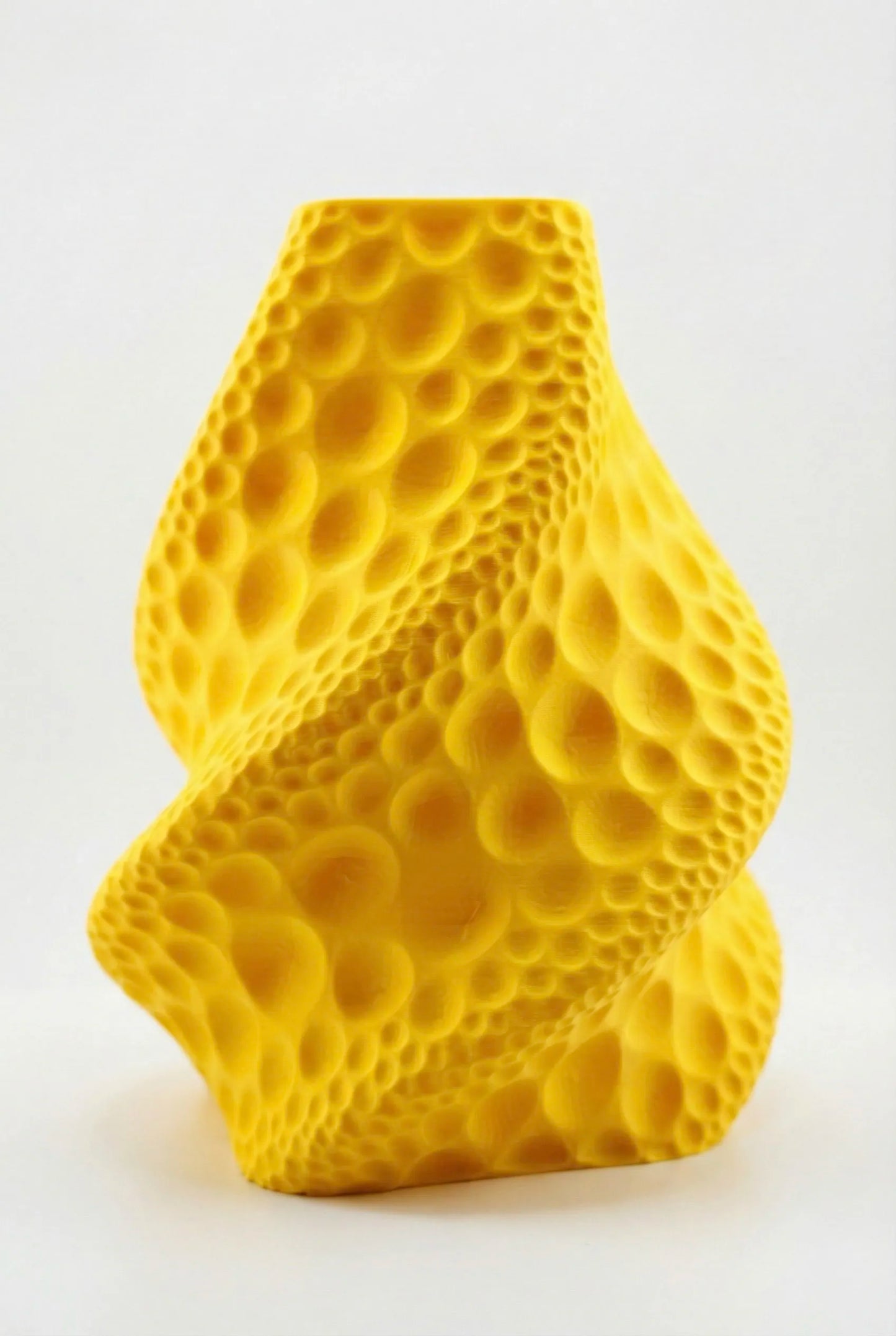 Vase Moon jaune au design organique inspiré de la surface lunaire