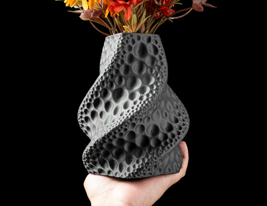 Vase Moon anthracite 200mm en matériau durable avec surface texturée à motifs creusés et design contemporain spiralé.