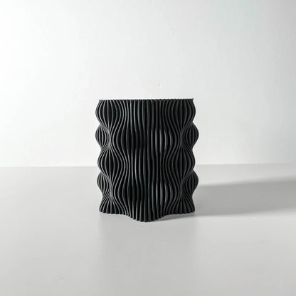 Pot décoratif anthracite en matériau durable avec design contemporain ondulé et texturé.