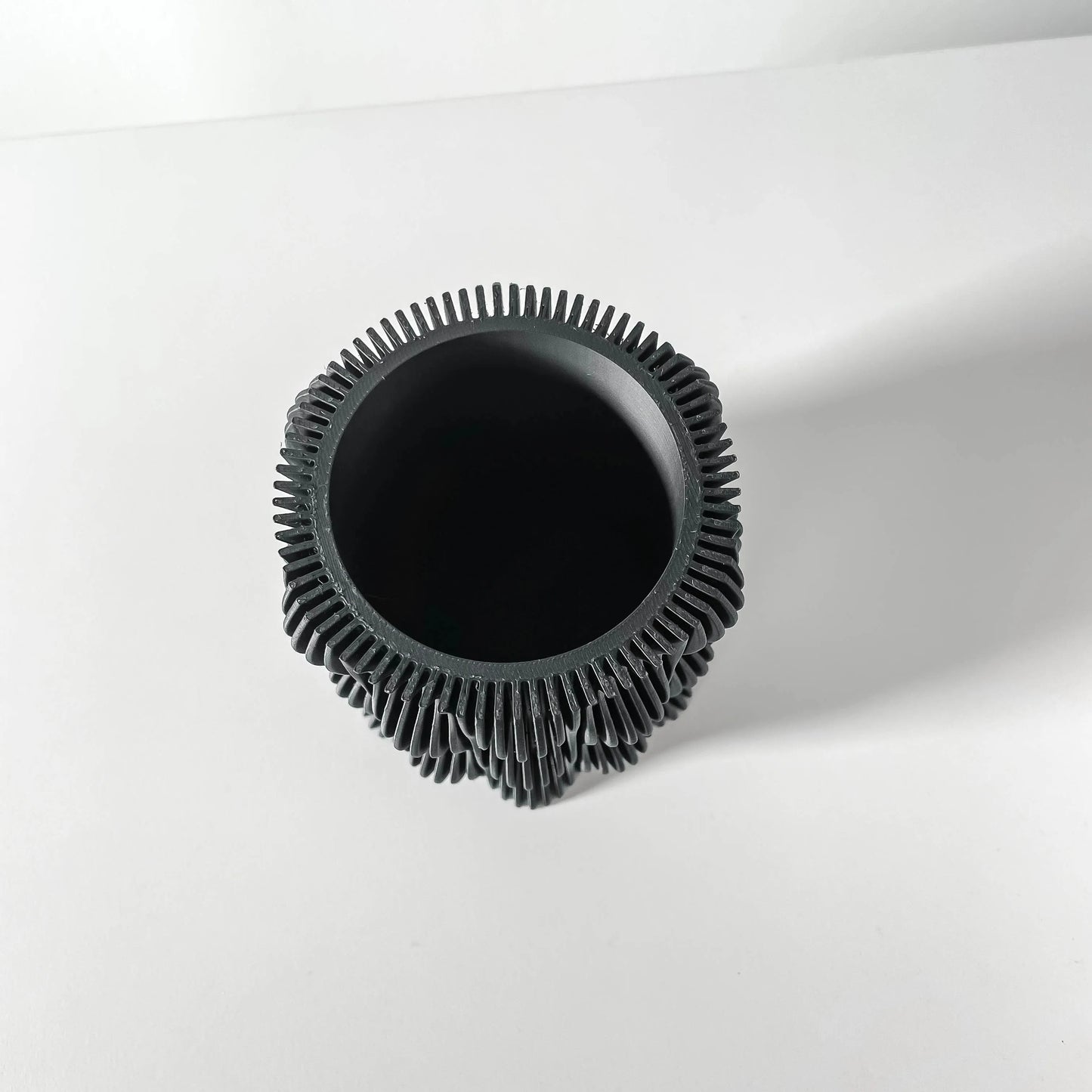 Pot décoratif anthracite design contemporain en matériau durable avec surface texturée en relief unique.