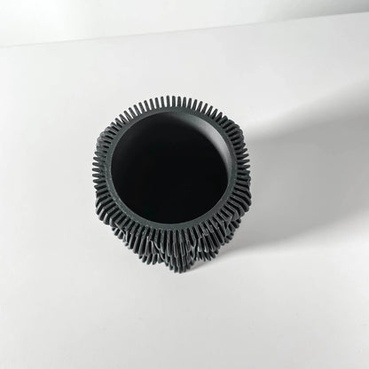 Pot décoratif anthracite design contemporain en matériau durable avec surface texturée en relief unique.