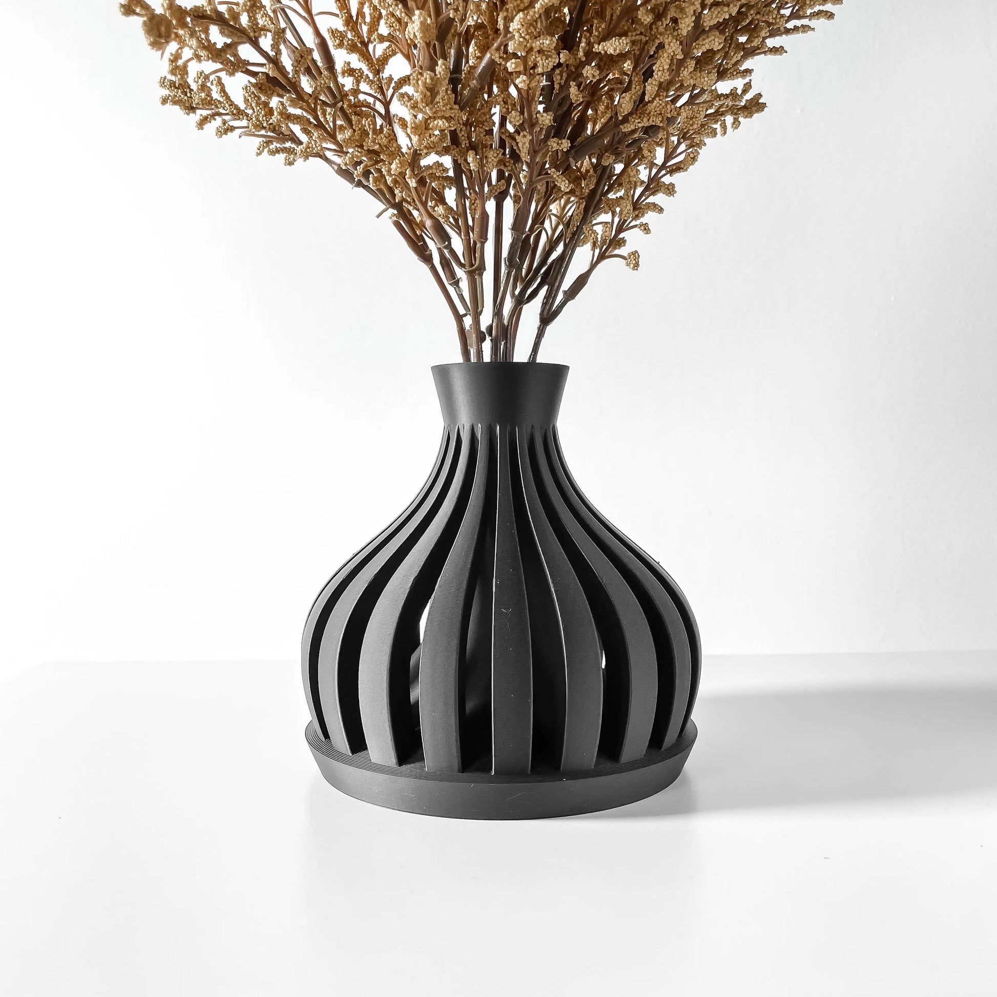 Pot décoratif anthracite en matériau durable avec design contemporain à lanières ouvertes, base circulaire stable.