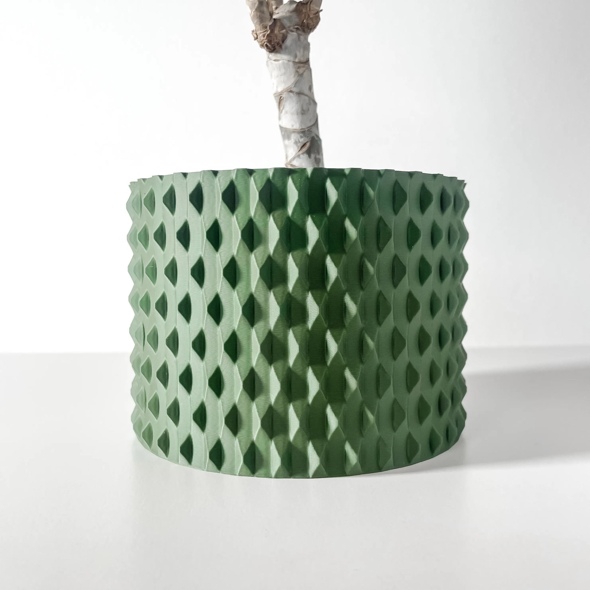 Pot décoratif vert forêt en matériau durable avec motif géométrique ondulé, design contemporain.