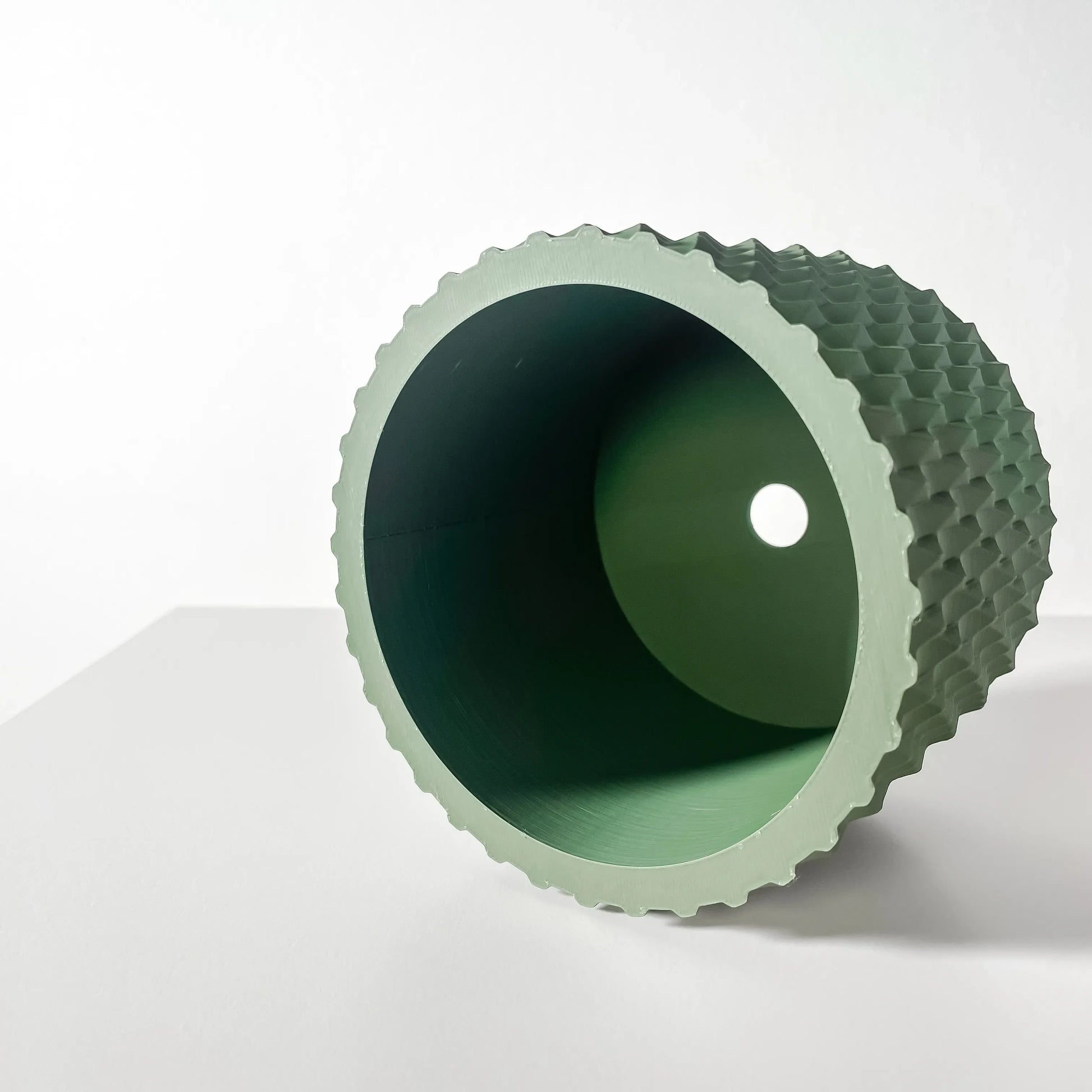 Pot décoratif Vert Forêt avec surface texturée ondulée, design contemporain durable en matériau robuste.